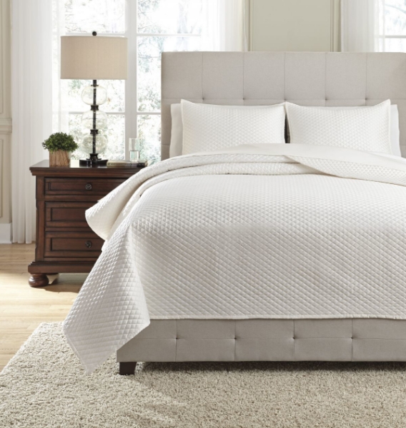 Picture of Dietrick Ivory King Quilt Set